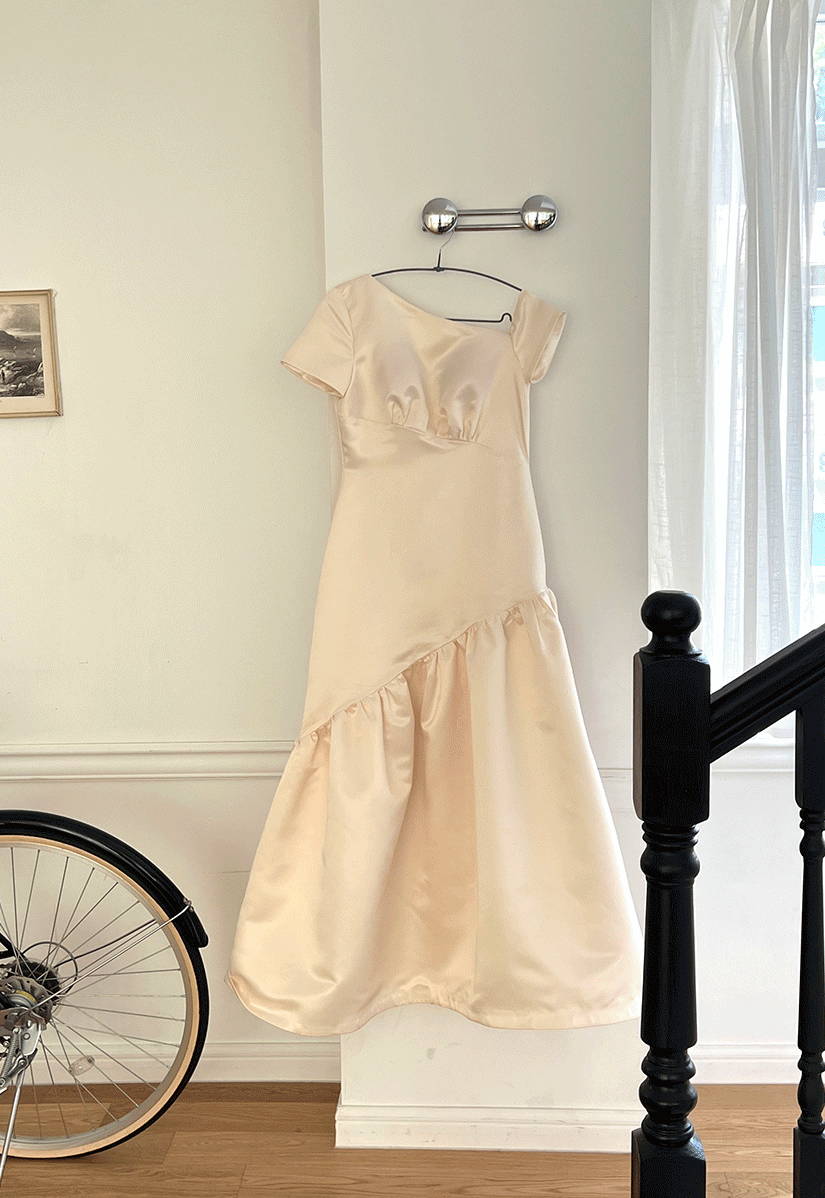 (Made) 라인 셔링 드레스